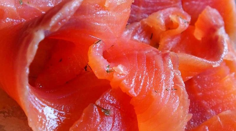 Gravad lax med ägghalvor med rom